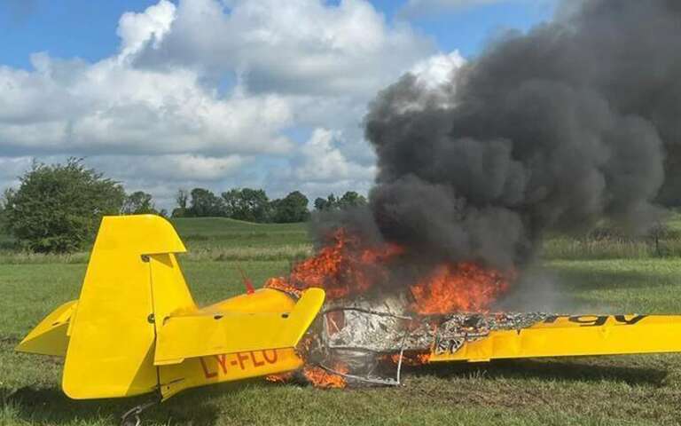 Avião monomotor pega fogo após pouso de emergência na Irlanda, mas, milagrosamente, piloto sai ileso