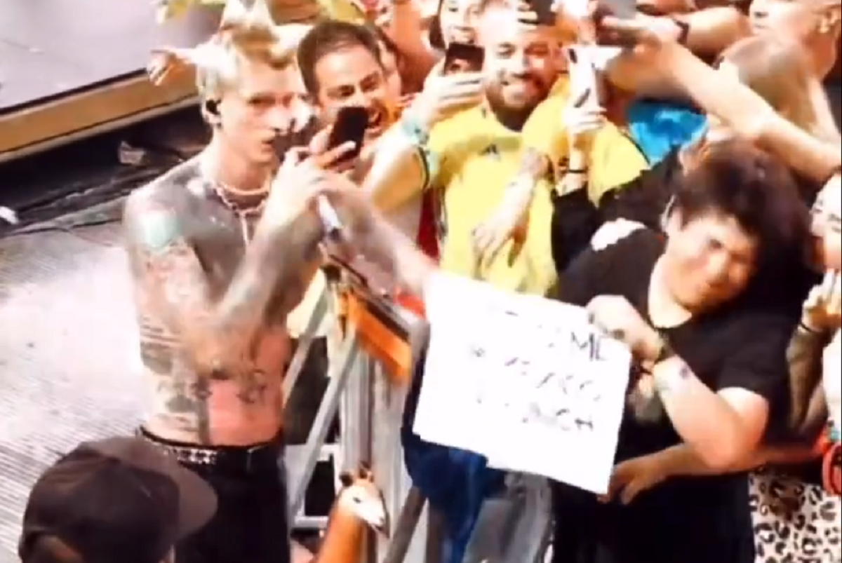 VÍDEO: cantor Machine Gun Kelly realiza desejo de fã mexicano e dá um soco na cara dele em pleno show