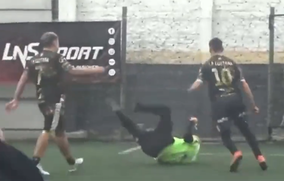 Jogador chuta cabeça de juiz em partida de futebol amador em Avellaneda, na Argentina; veja o vídeo
