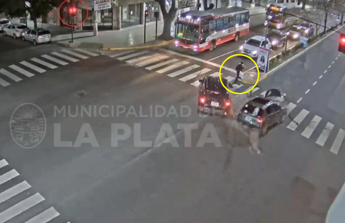 VÍDEO: pedestre escapa por milagre de ser atropelada após batida entre veículos em La Plata, na Argentina