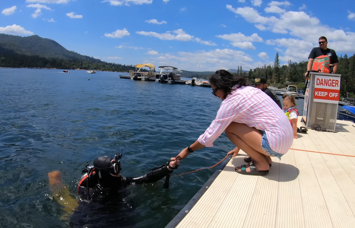 Missão impossível? Mergulhador encontra aliança de mais de R$ 45.000 perdida em lago da Califórnia, nos EUA
