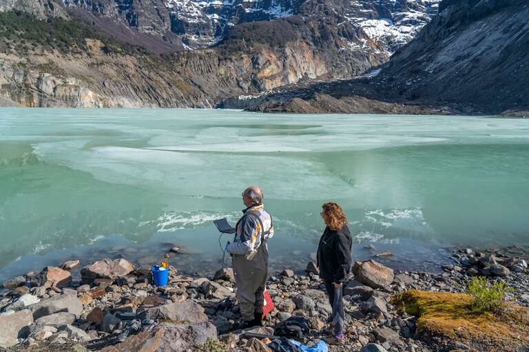 Derretimento de geleira cria lago de 70 m de profundidade em Bariloche, na Argentina