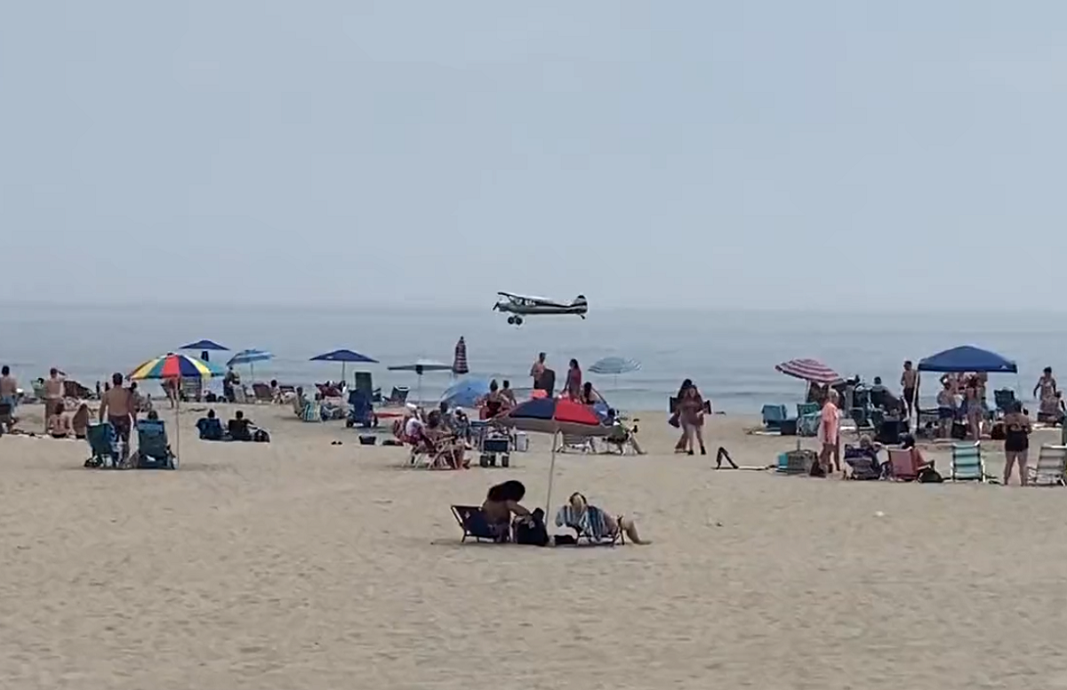 VÍDEO: avião de pequeno porte cai em praia de New Hampshire, nos EUA, ao lado dos banhistas