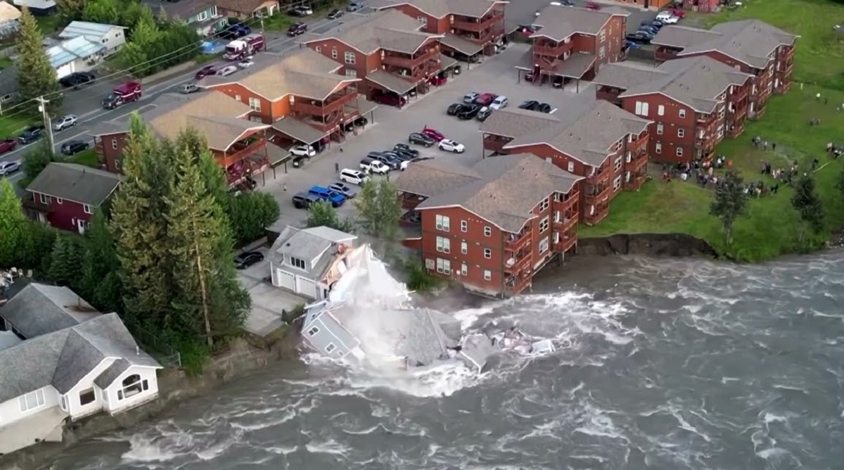 VÍDEO: geleira derrete, eleva nível de rio e causa desabamento de casa no Alasca