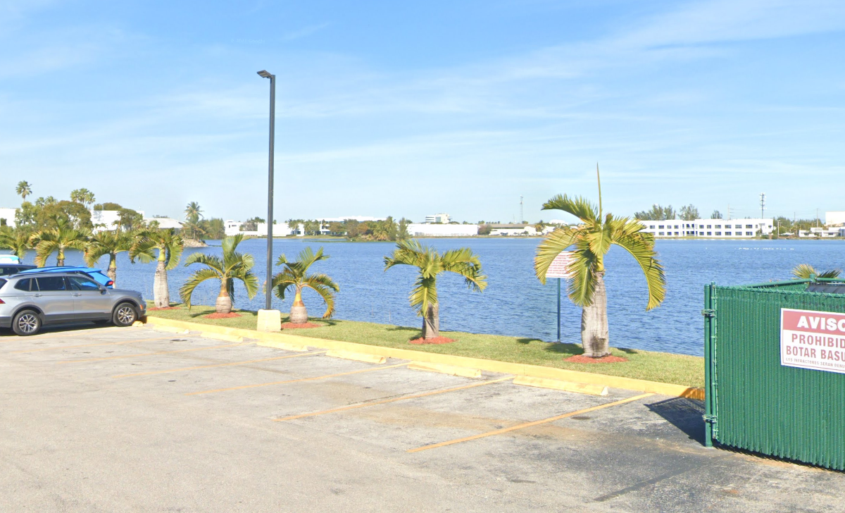 Mergulhadores encontram 32 carros dentro de lago perto do aeroporto internacional de Miami