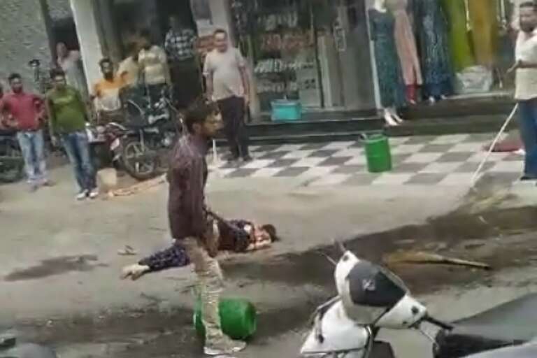 Indiano mata esposa a golpes de facão, à luz do dia, no meio de um mercado
