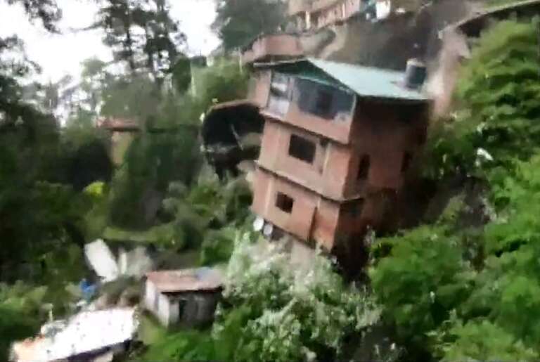 Vídeo impressionante mostra casas sendo destruídas por deslizamento de terra em Shimla, na Índia