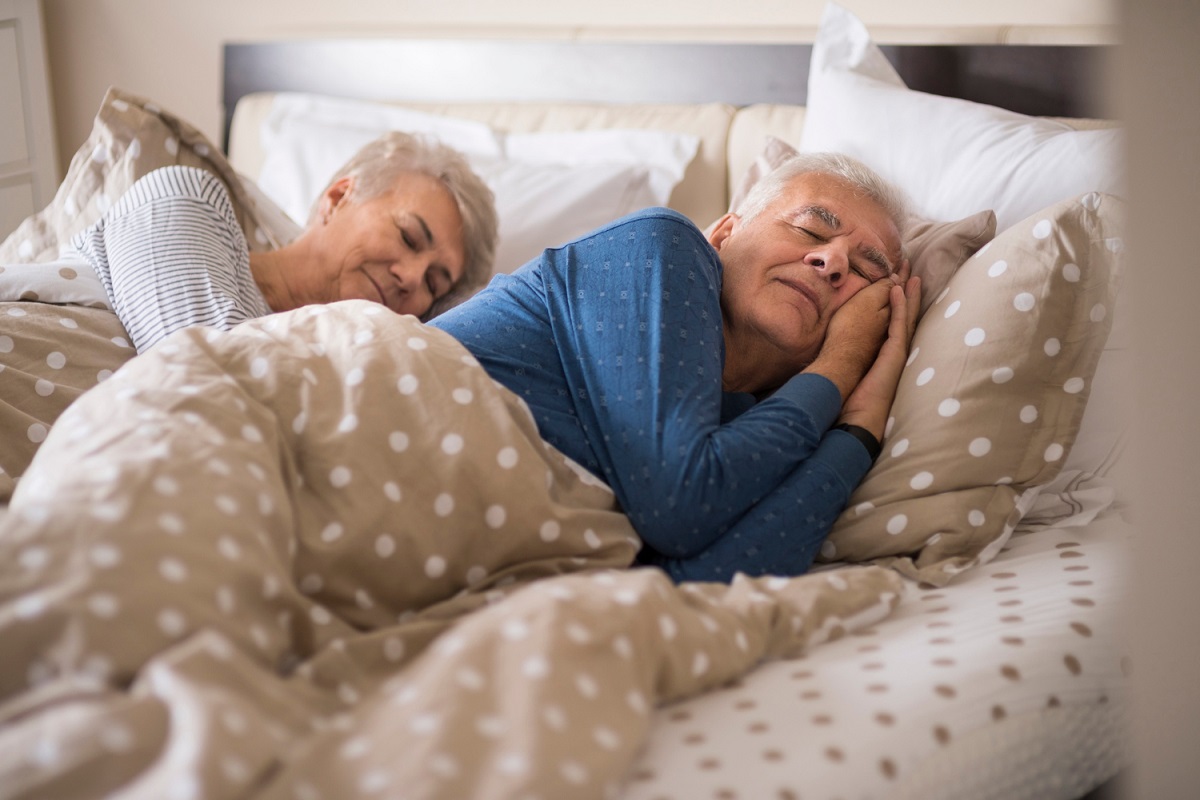 Quarto muito quente, acima de 25º C, pode afetar o sono do idoso, alerta estudo