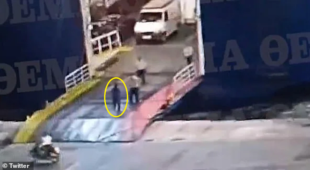 VÍDEO: passageiro “atrasado” é impedido de entrar em balsa e morre após ser jogado no mar
