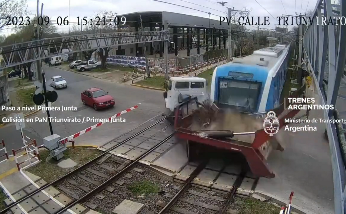 VÍDEO: câmera de segurança flagra trem batendo em caminhão na Argentina
