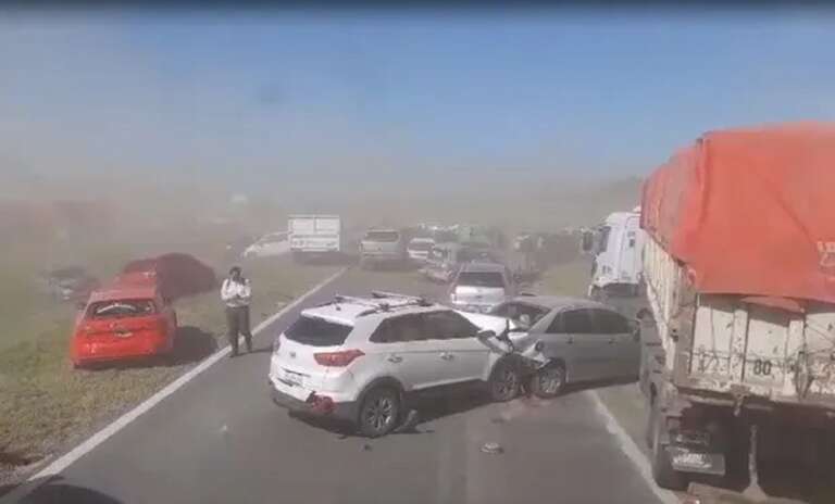 Tempestade de areia provoca acidente com 40 veículos e deixa um morto em Rosário, na Argentina; veja vídeo