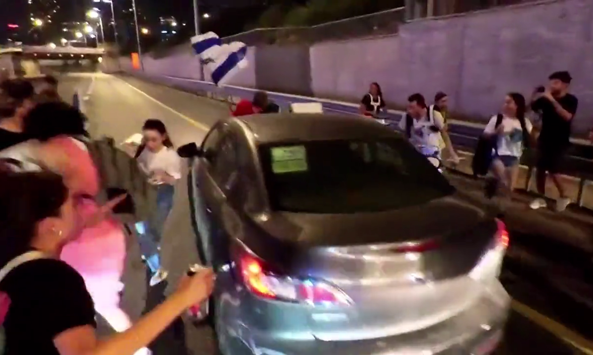 VÍDEO: motorista joga carro contra manifestantes em estrada de Tel Aviv, em Israel
