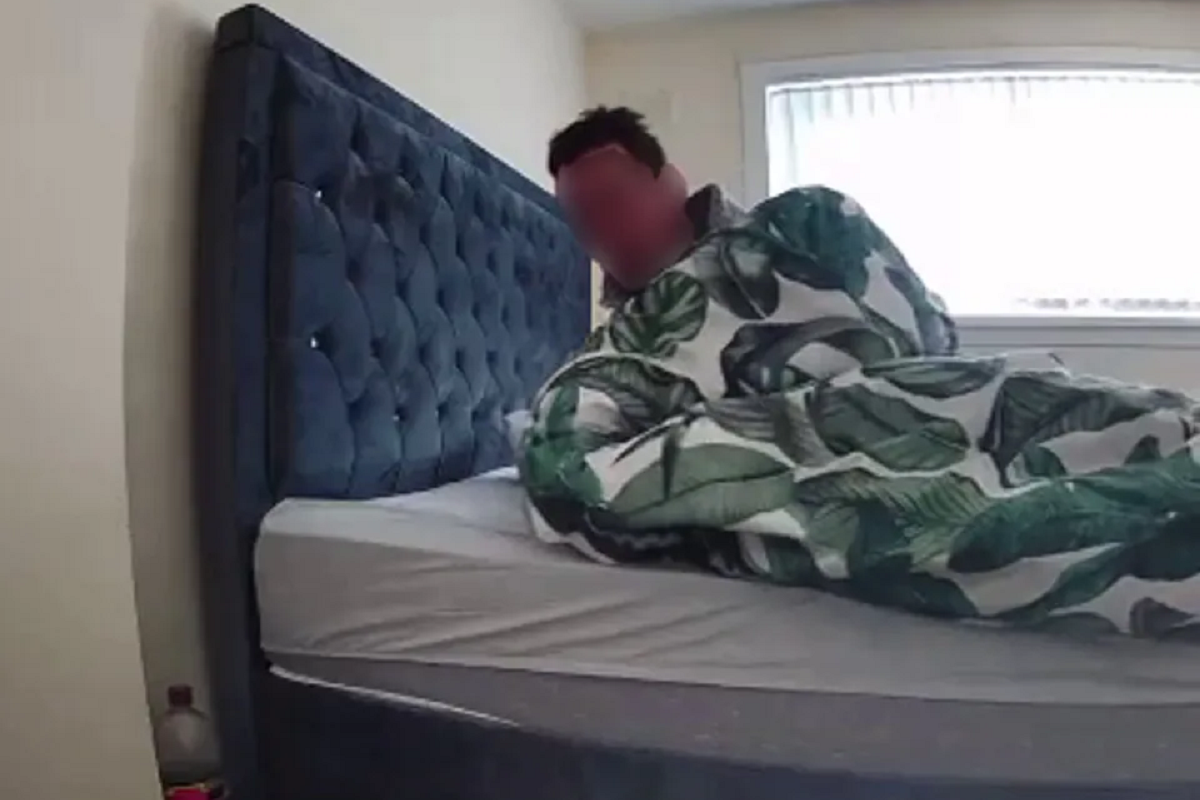 Ao acessar a câmera de segurança do quarto, escocesa vê homem estranho dormindo em sua cama