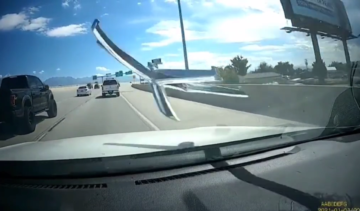 SUSTO! Ao trafegar por rodovia nos EUA, carro tem para-brisa atingido por base de cadeira de escritório; veja vídeo