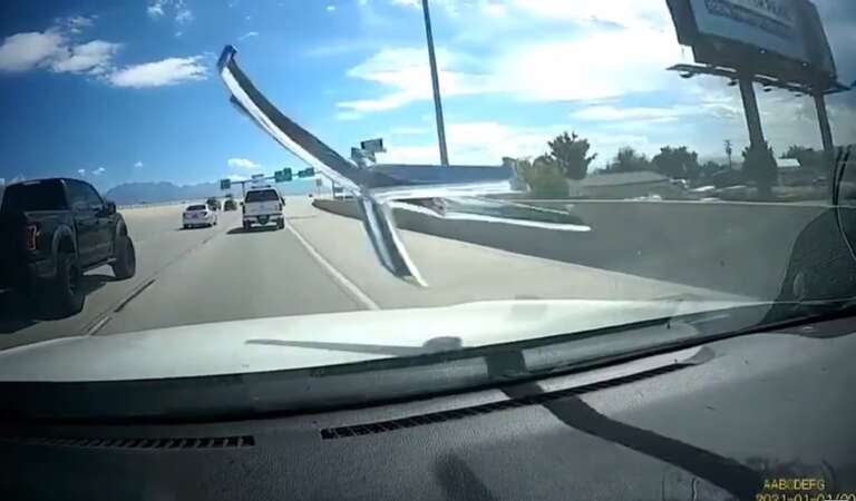 SUSTO! Ao trafegar por rodovia nos EUA, carro tem para-brisa atingido por base de cadeira de escritório; veja vídeo