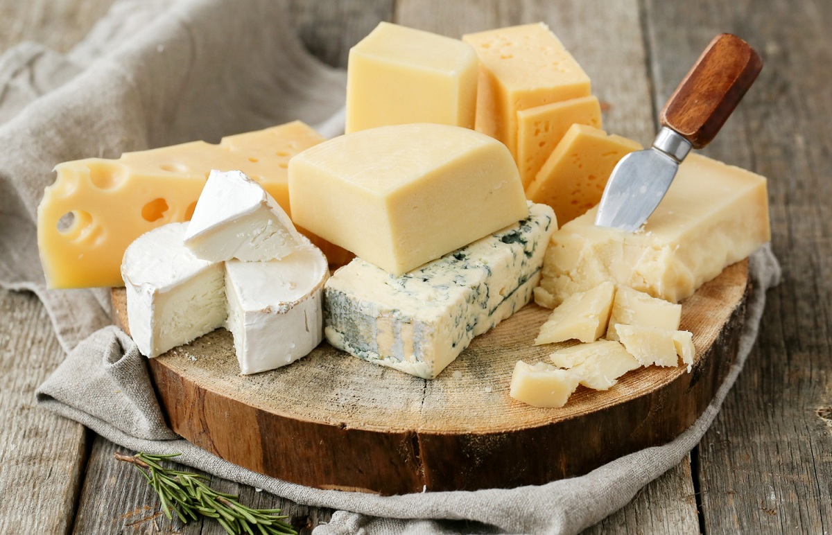 Comer queijo regularmente pode ajudar a evitar demência, diz estudo