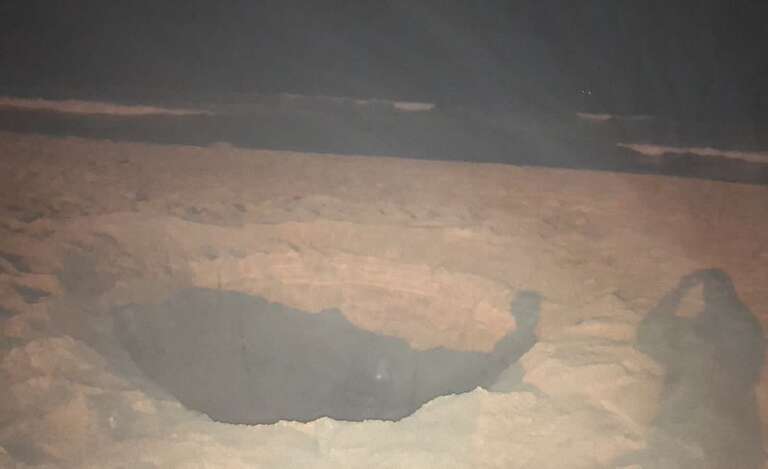 VIRAL: vídeo de suposta queda de meteorito atrai dezenas de curiosos para ver buraco em praia do Equador