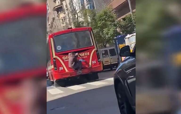 VÍDEO: homem é flagrado agarrado à traseira de um ônibus na Argentina