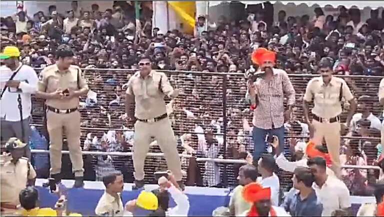 VÍDEO: policiais dançam durante procissão na Índia e viralizam na web