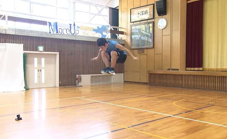 VÍDEO: adolescente japonês bate recorde de pular corda com oito giros em um só salto