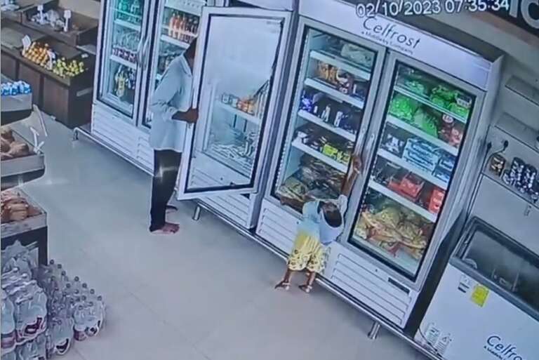 VÍDEO: menina de 4 anos morre após tomar choque em geladeira de supermercado na Índia