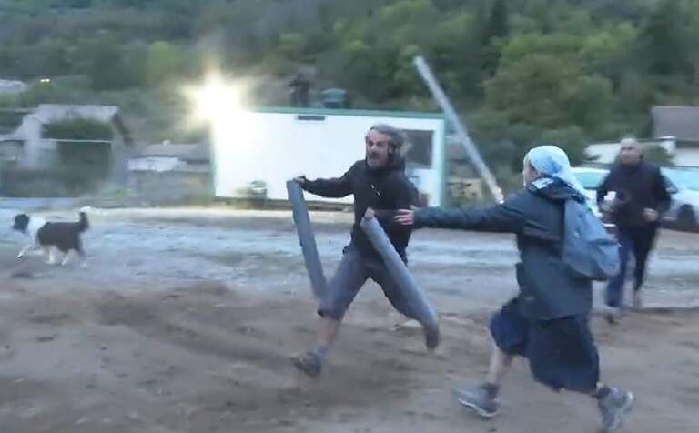 VÍDEO: freira francesa viraliza na web ao pular sobre manifestante e jogá-lo no chão