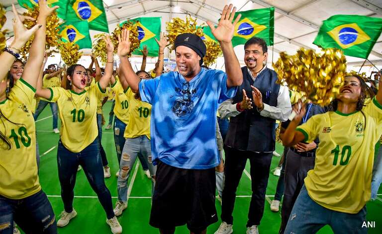 VÍDEO: Ronaldinho Gaúcho faz sucesso na Índia ao aparecer dançando