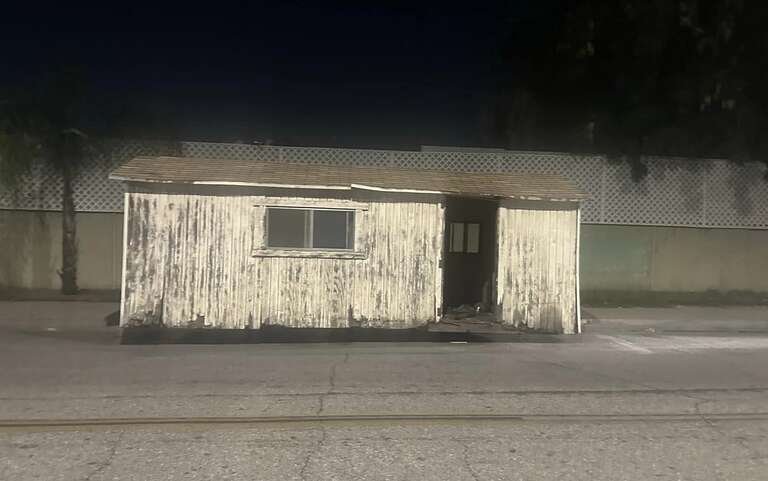 BIZARRO: cabana de madeira é abandonada no meio da rua em cidade da Califórnia, nos EUA