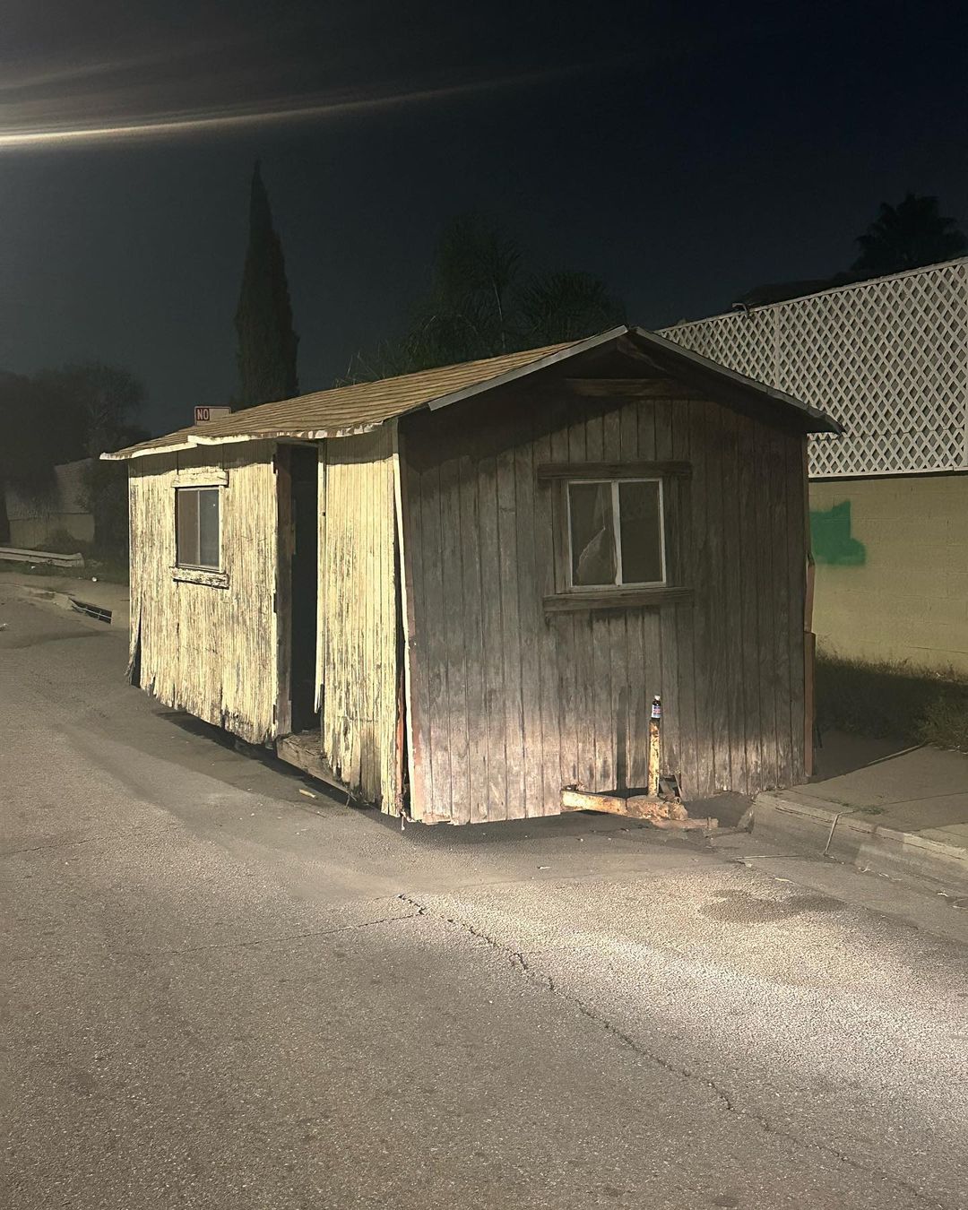 BIZARRO: cabana de madeira é abandonada no meio da rua em cidade da Califórnia, nos EUA