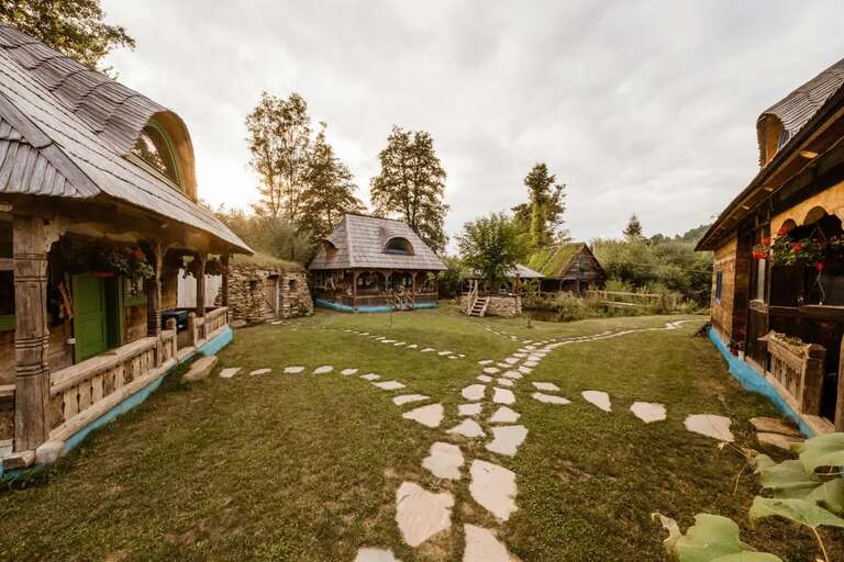Por R$ 4 milhões, você pode ser dono de uma bucólica vila na Romênia