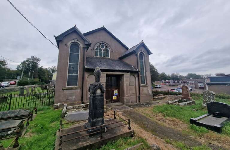 Você compraria? Casa que está dentro de cemitério será leiloada no Reino Unido
