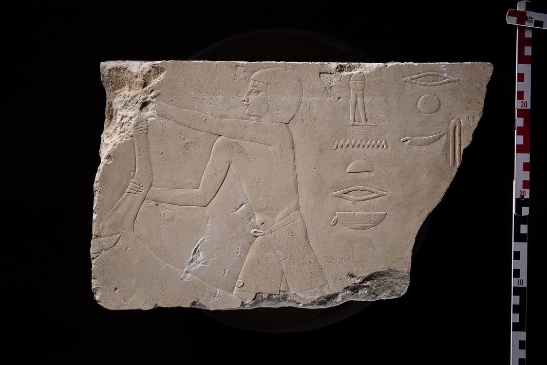 Arqueólogos encontram tumba de 2.500 no Egito contendo “feitiços contra cobras”