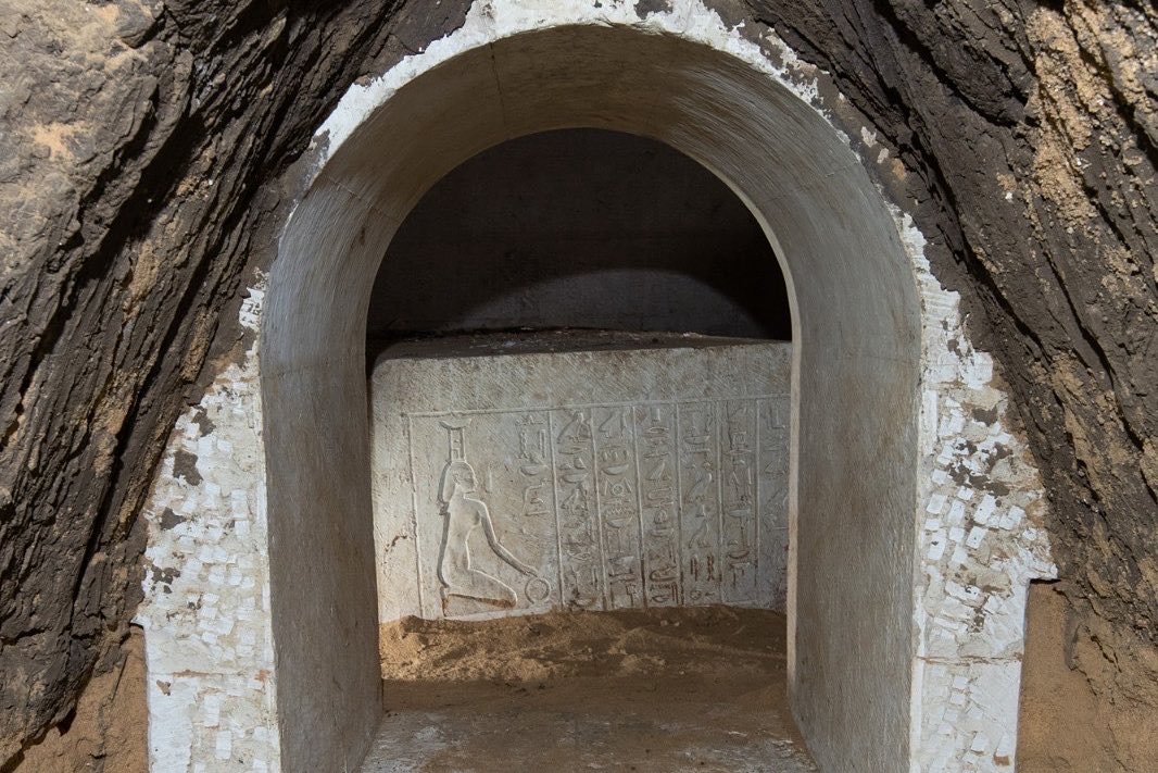 Arqueólogos encontram tumba de 2.500 no Egito contendo “feitiços contra cobras”