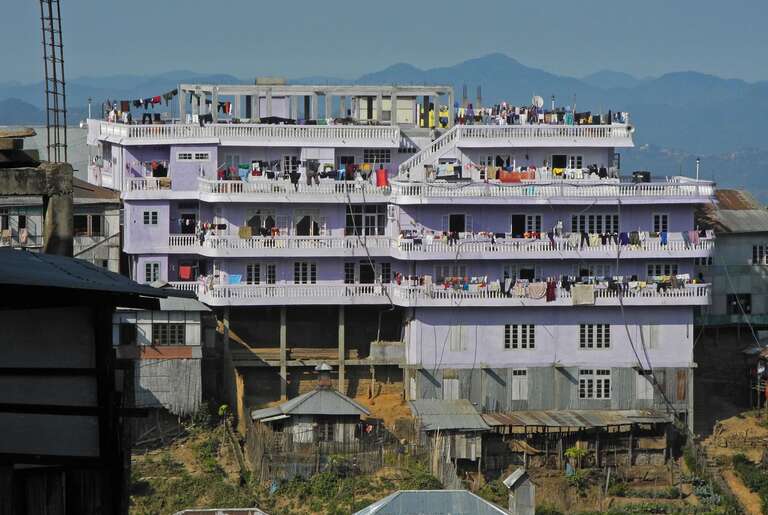 Bizarro: 199 pessoas da mesma família moram em uma única casa na Índia