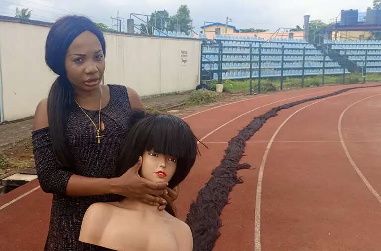Rapunzel? Nigeriana entra para o livro dos recordes ao criar peruca de 350 m de comprimento
