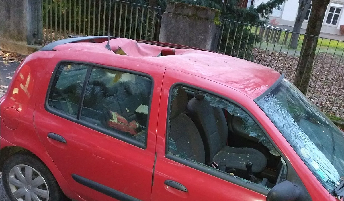 Buraco surge em teto de carro estacionado e autoridades francesas acreditam ter sido culpa de um meteorito