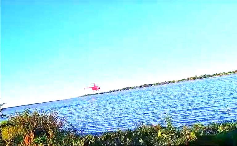 VÍDEO: piloto morre após fazer voo arriscado sobre o rio Paraná, na Argentina, e helicóptero cair na água