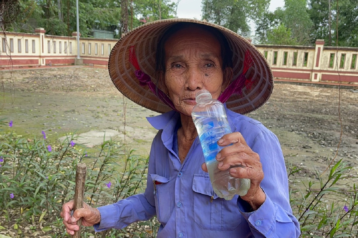 Bizarro! Idosa vietnamita diz que está há 50 anos vivendo apenas de água e refrigerante
