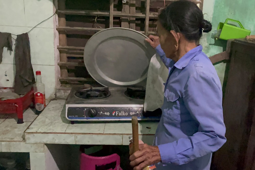 Bizarro! Idosa vietnamita diz que está há 50 anos vivendo apenas de água e refrigerante
