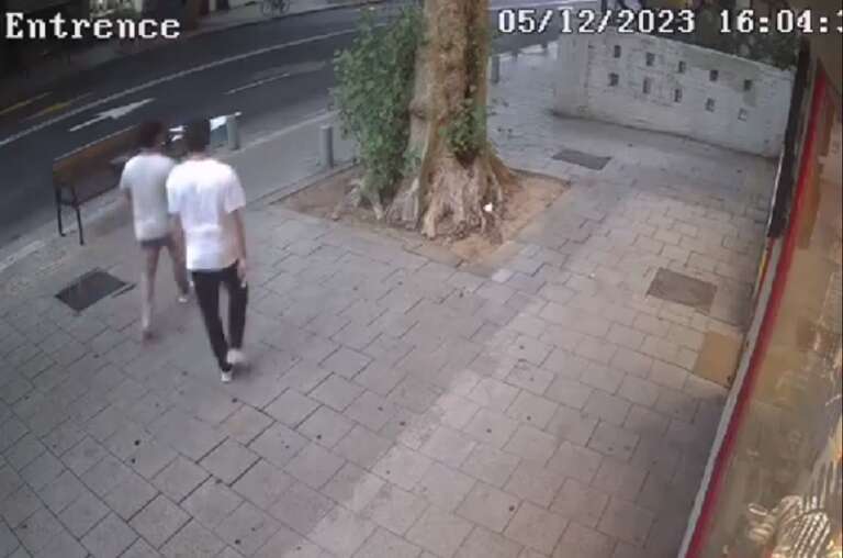 VÍDEO: jovens quase são atingidos por restos de foguete no meio da calçada em Tel Aviv