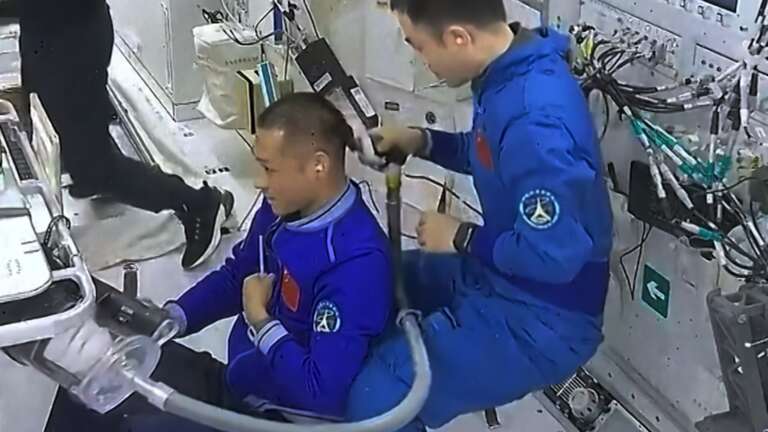 Tapa no visual a 425 km de altitude: vídeo mostra astronautas chineses cortando cabelo na estação espacial Tiangong