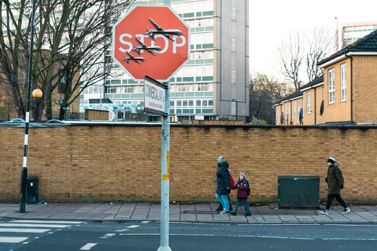 Obra de arte de Banksy em bairro de Londres desaparece meia hora após ser considerada genuína