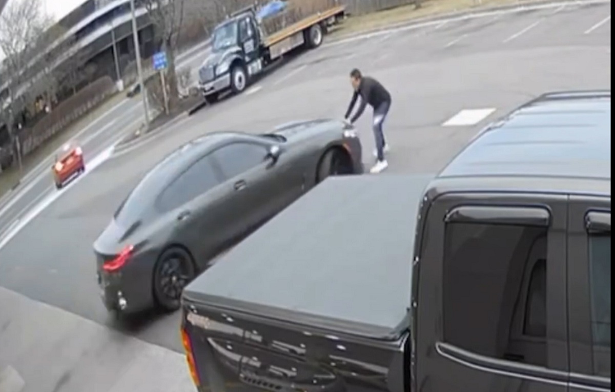 VIRAL: vídeo mostra momento em que americano tem BMW roubada enquanto estava calibrando os pneus
