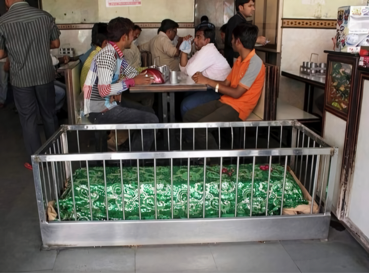 Teria coragem? Restaurante da Índia tem mesas ao lado de túmulos e caixões; veja o vídeo!