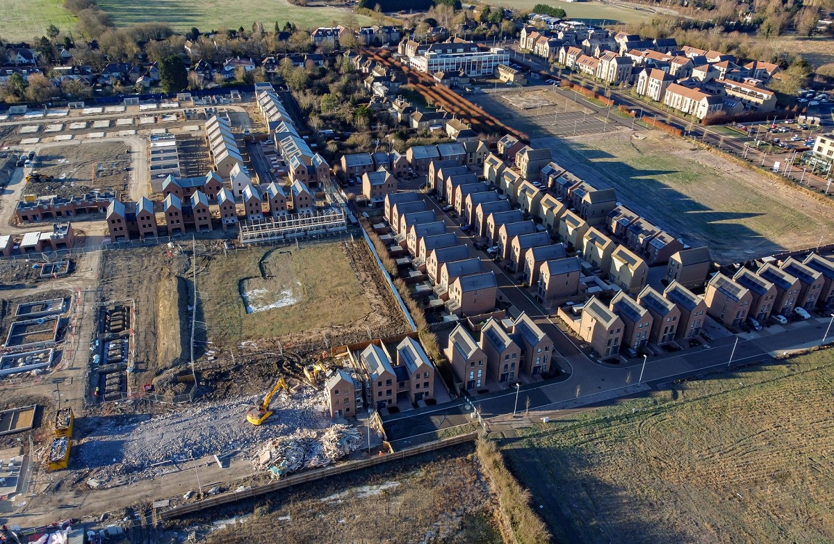 Cidade planejada ficou tão mal feita no Reino Unido que casas novas, de até R$ 5,3 milhões, estão sendo demolidas