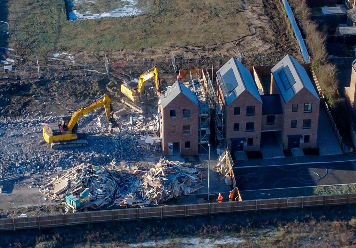 Cidade planejada ficou tão mal feita no Reino Unido que casas novas, de até R$ 5,3 milhões, estão sendo demolidas