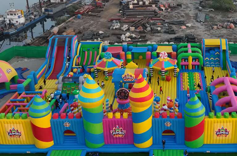 Recorde mundial: castelo inflável do Paquistão é tão grande que pode receber 200 crianças; veja o vídeo!