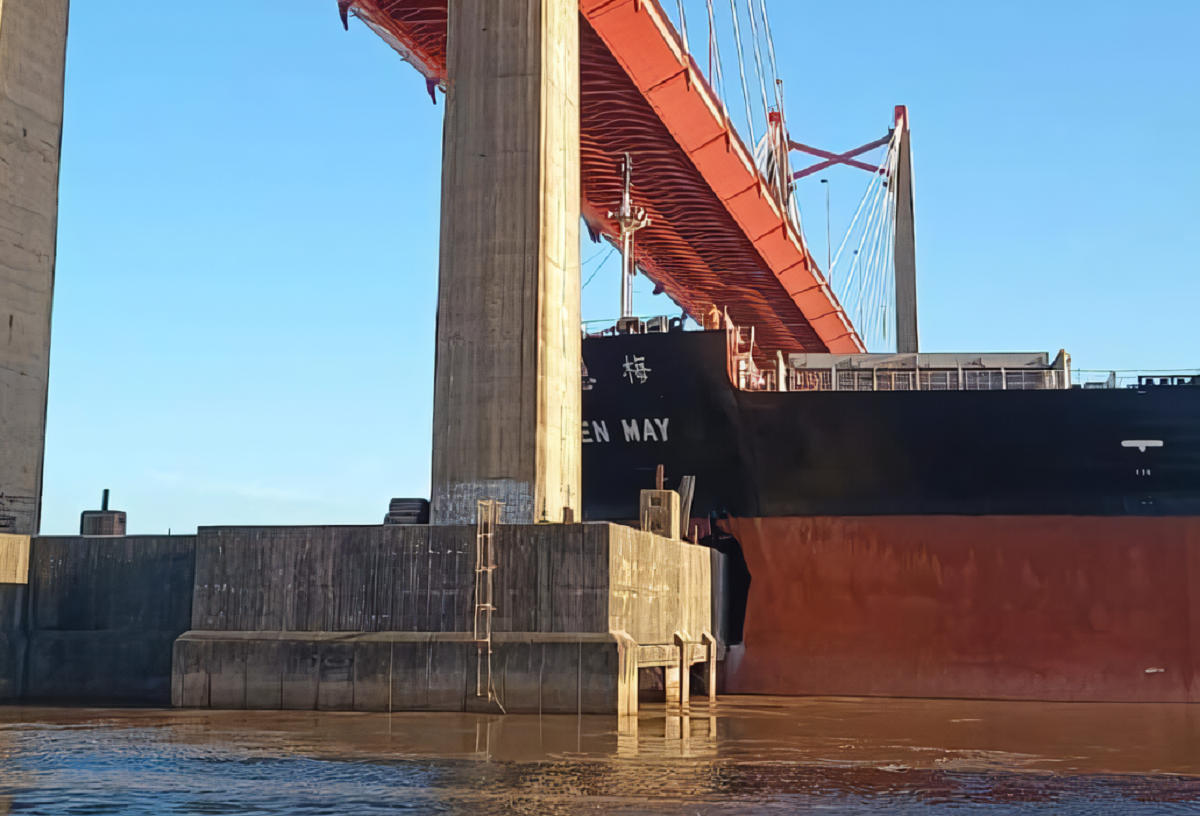 VÍDEO: enorme navio cargueiro bate em coluna da ponte Bartolomé Mitre, em Buenos Aires
