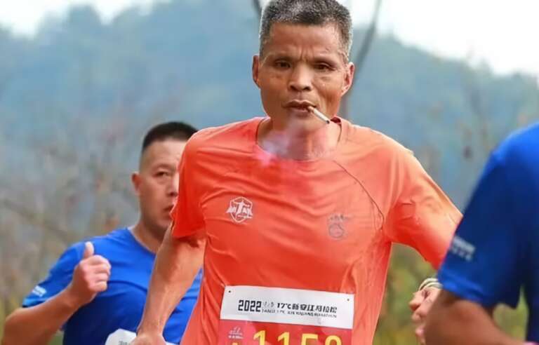 Chinês que viralizou por correr e fumar ao mesmo tempo acaba de ser desclassificado de maratona