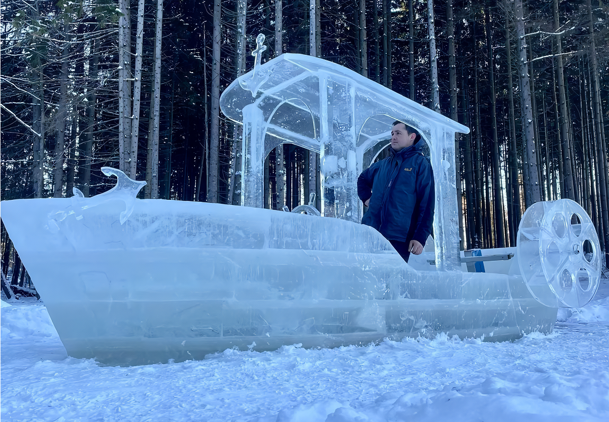 VIRAL: artista bielorusso cria barco de gelo que flutua e navega na água